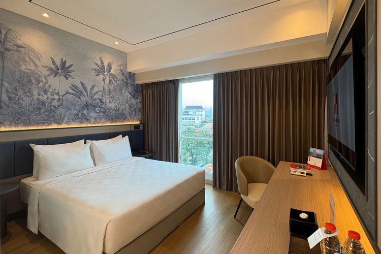 Salah satu kamar Swiss-Belinn Malang dengan pemandangan Kota Malang.