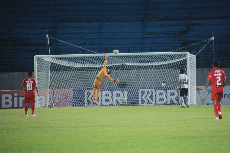 Penjaga gawang Madura United, M Ridho, tak mampu mengantisipasi tendangan striker asing Persija Jakarta, Marko Simic, 22 Oktober 2021, di Stadion Moch. Soebroto, Magelang.
