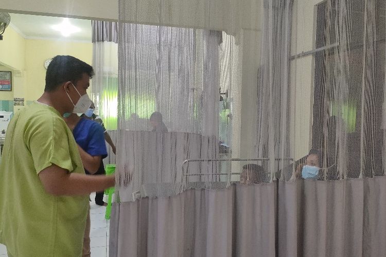 Perawat saat menangani FAZ bocah 6 tahun yang tak sengaja menelan koin saat menjalani pemeriksaan medis di IGD RSUD Brebes, Kamis (4/11/2021).