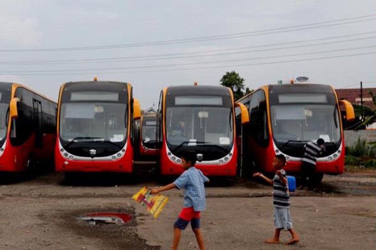 Sebanyak 23 bus Transjakarta, jenis bus gandeng, buatan Zhong Tong China menempati pool Transjakarta di Pesing, Jakarta, Rabu (12/12/2012). Rencananya Pemkot DKI Jakarta, total akan mengimpor sebanyak 66 bus gandeng dari China yang seluruhnya akan tuntas dikirim pada bulan Desember ini. Bentuk bus ini kaca depannya lebih lebar, dilengkapi atribut keselamatan seperti tabung pemadam kebakaran, palu pemecah kaca, dan CCTV.