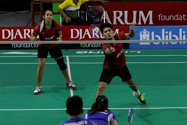 Ganda campuran, Adnan Maulana/Masita Mahmudin dari Jaya Raya Jakarta,tampil cemerlang di laga babak kedua Djarum Sirkuit Nasional (Djarum Sirnas) Li Ning Jawa Barat Open 2018, Kamis (26/7) di GOR Susy Susanti, Tasikmalaya.
