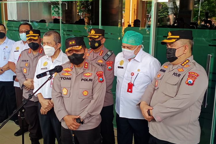 Kapolda Jawa Timur, Irjen Pol Toni Harmanto pada Rabu (19/10/2022) di Rumah Sakit Saiful Anwar atau RSSA Kota Malang. 