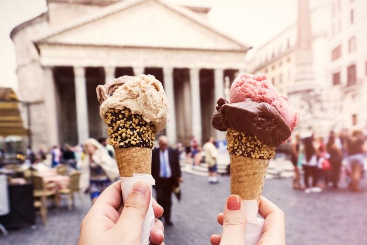 Makan gelato di Roma, Italia