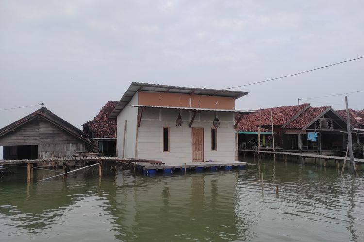 Penampakan pilot project rumah apung di Dukuh Timbulsloko, Desa Timbulsloko, Kecamatan Sayung, Kabupaten Demak, Kamis (23/5/2024). (KOMPAS.COM/NUR ZAIDI)