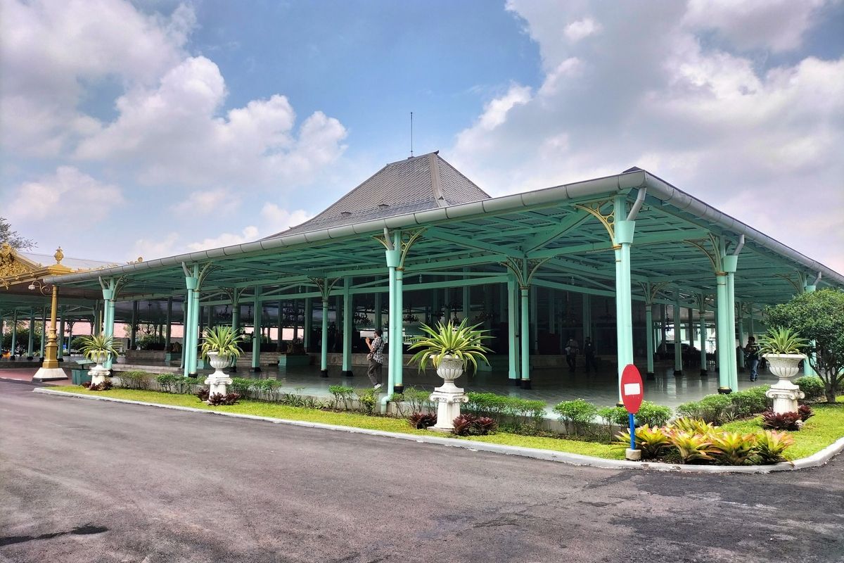 Pengageng Wedhana Satrio Pura Mangkunegaran, KRMT Lilik Priarso, membawa naskah pengumuman dari Gusti Raden Ayu Retno Satuti Suryo Hadiningrat dan Gusti Raden Ayu Retno Rosati Notohadiningrat, Selasa (1/3/2022)