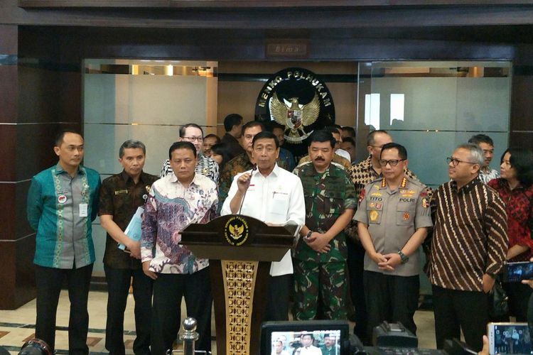 Menko Polhukam Wiranto bersama sejumlah pejabat menggelar konferensi pers usai rakor persiapan akhir Pilkada Serentak di Kantor Kemenko Polhukam, Jakarta, Jumat (22/6/2018)