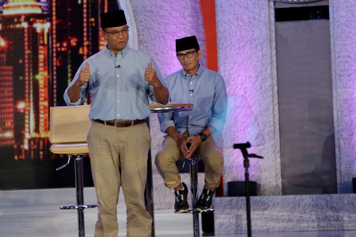 Kandidat calon gubernur dan wakil gubernur DKI Jakarta nomor urut 3, Anies Baswedan dan Sandiaga Uno saat Debat Publik Pilkada DKI Jakarta Putaran Kedua yang diselenggarakan Komisi Pemilihan Umum Daerah DKI Jakarta di Hotel Bidakara, Jakarta, Rabu (12/4/2017). Pemungutan suara Pilkada DKI Jakarta putaran kedua akan dilaksanakan 19 April 2017 mendatang. KOMPAS IMAGES/KRISTIANTO PURNOMO