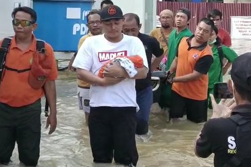Cerita Ibu Melahirkan di Tengah Banjir, Wabup Kapuas Hulu Gendong Bayi Dievakuasi ke RS
