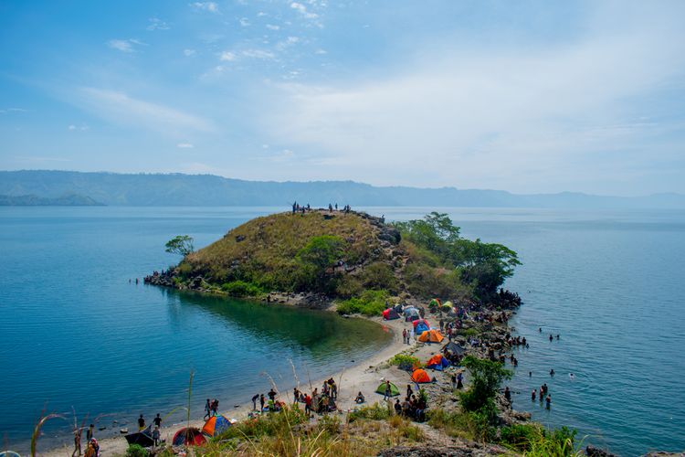 Area kemah di Pulau Paropo, Danau Toba, Sumatera Utara.