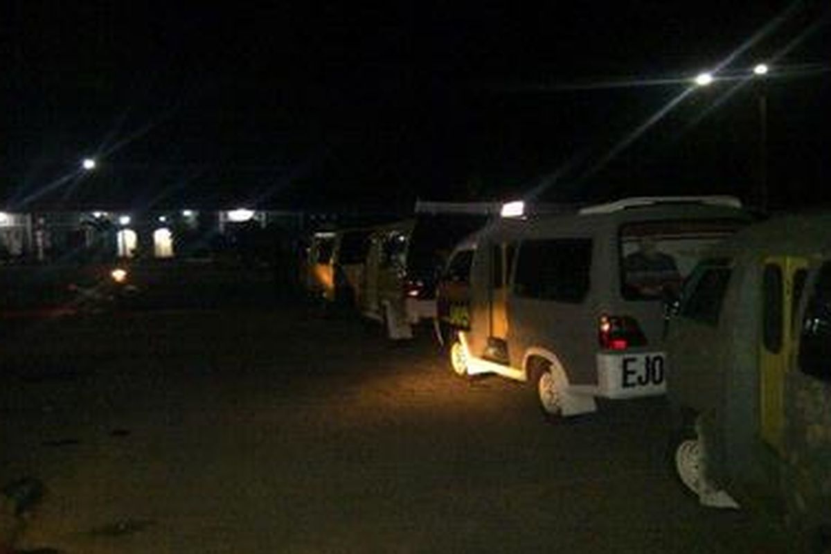 Puluhan kendaraan menginap di SPBU Kibang, Menggala, Tuba, Sabtu (5/5/2012) malam. Hampir semua SPBU kehabisan stok BBM subsidi.