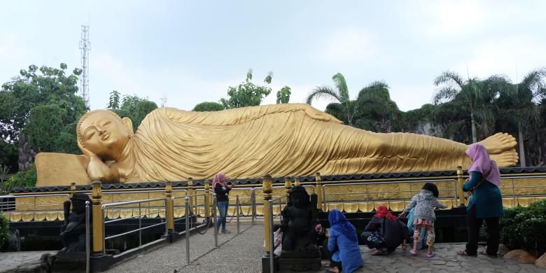 Patung Buddha tidur di Mojokerto.