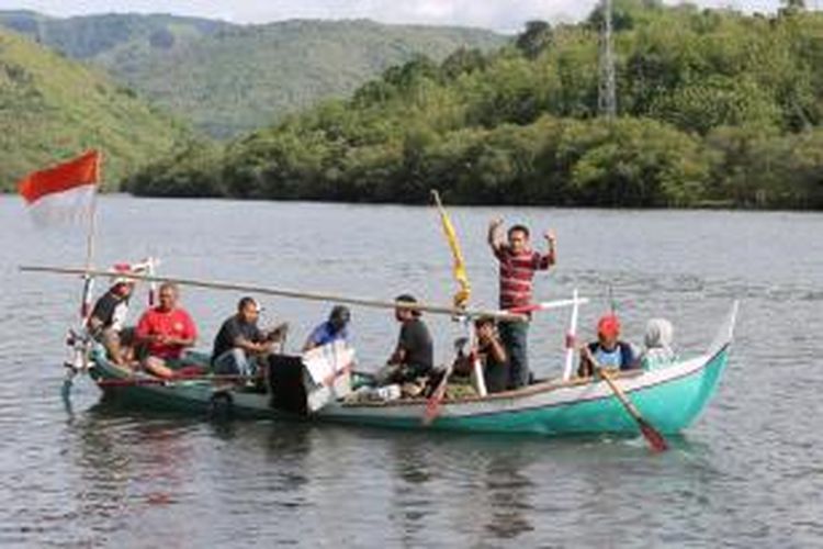 Pelanggan Teras Empang, menyusuri keindahan Sungai Karaje Kota Parepare, menggunakan Perahu warkop teras Empang.