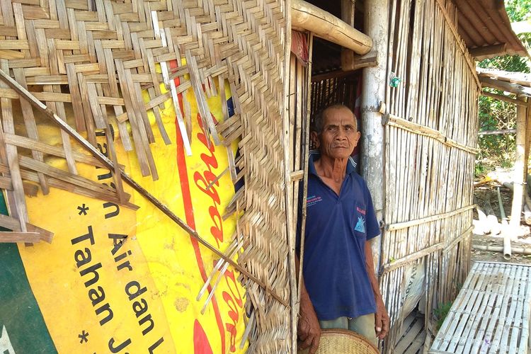 Parno (80) warga Magetan yang terpaksa tinggal di gubuk bambu yang hampir roboh karena tidak memiliki uang untuk memperbaiki gubuknya. Untuk makan ia mengandalkan belas kasihan tetanganya. 