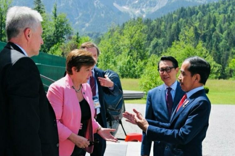 Presiden Joko Widodo saat menyapa Direktur Pelaksana Dana Moneter Internasional (IMF) Kristalina Georgieva di lokasi KTT G7 di Schloss Elmau, Jerman, Senin (27/6/2022).  Kristalina Georgieva dan Presiden Bank Dunia David Malpass pada Senin (10/10/2022) mengulangi peringatan tentang resesi global pada 2023 yang tertunda.