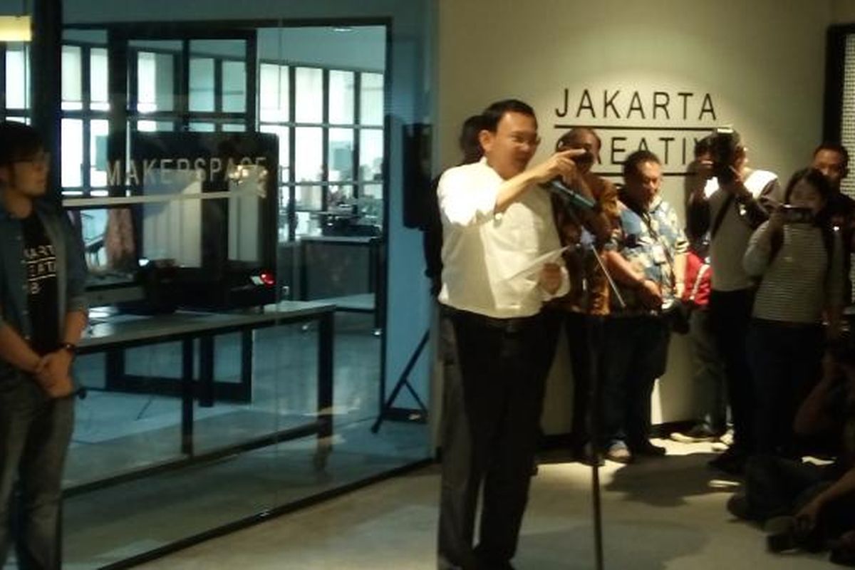 Gubernur DKI Jakarta Basuki Tjahaja Purnama saat meresmikan Jakarta
Creative Hub. Adapun Jakarta Creative Hub merupakan wadah bagi para anak
muda untuk mengembangkan kreatifitasnya, Rabu (1/3/2017). Kompas.com/Kurnia
Sari Aziza
