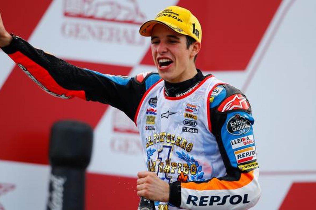 Pebalap Spanyol, Alex Marquez, merayakan keberhasilan menjadi juara dunia Moto3 2014, setelah menyelesaikan GP Valencia, Minggu (9/11/2015).