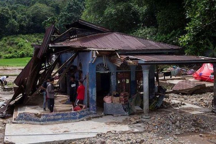 Warga berada dirumahnya yang rusak akibat banjir bandang di Kampuang Ampalu, Nagari Gantiang Mudiak Selatan Surantih, Kecamatan Sutera, Kabupaten Pesisir Selatan, Sumatera Barat, Senin (11/03/2024).