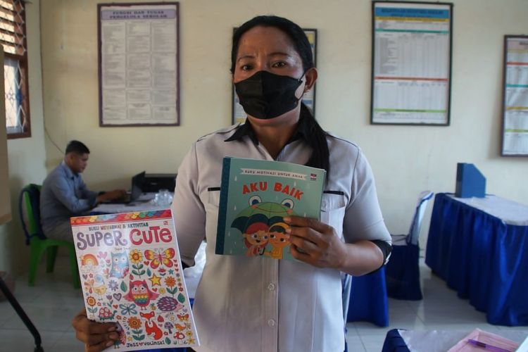 Kepala SD Naskat Bintang Timur 3 Tobelo, Sufane Muna Bale memperlihatkan buku donasi dari tim Kata Ke Nyata, Jagat Literasi Kompas.com pada Rabu (29/10/2025)