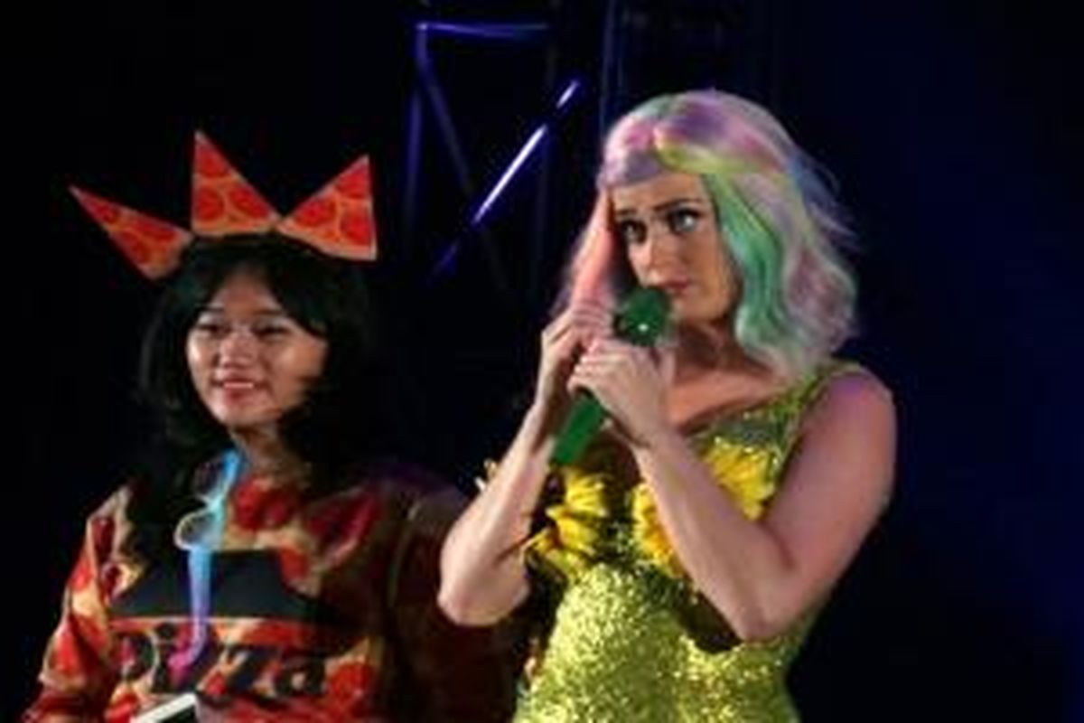 Katy Perry kembali membuat kejutan pada konser kali keduanya di Jakarta malam tadi, Sabtu (9/5/2015). 