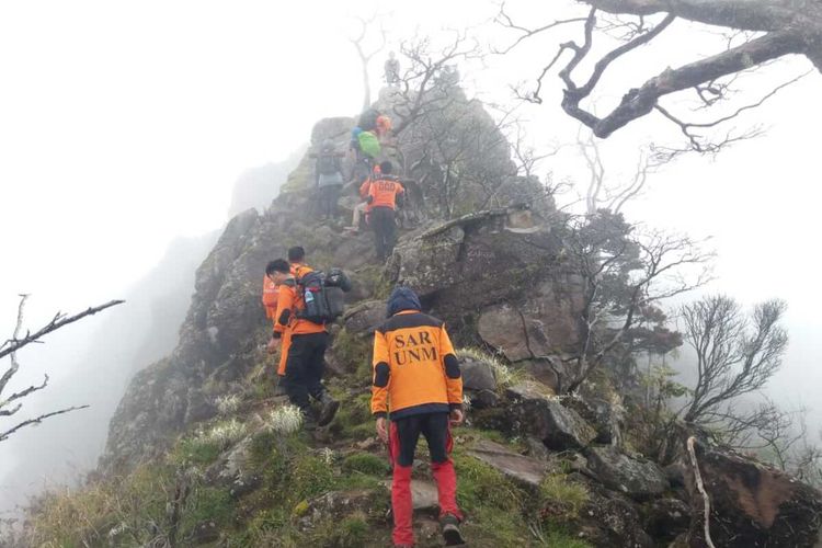 Tim SAR Gabungan sedang melakukan perjalanan ke lokasi 6 pendaki Gunung Lompobattang yang mengalami cedera.