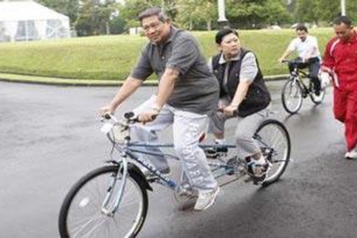 Presiden Susilo Bambang Yudhoyono dan Ibu Negara Ani Yudhoyono meninjau lokasi ruangan pokja sebelum dimulainya sidang pleno Rapat Kerja, dengan bersepeda, di kawasan Istana Presiden Tampak Siring, Bali, Senin (19/4/2010) pagi.