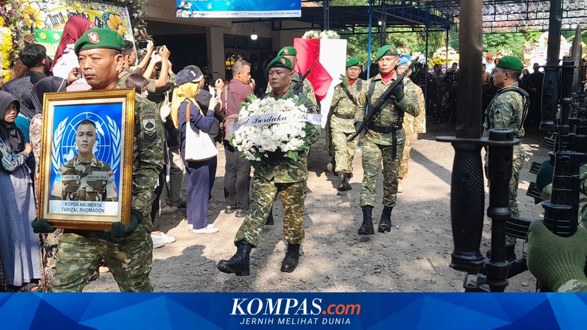 Ribuan Warga Lepas Kepergian Pahlawan Perdamaian Kopda Farizal, dari Rumah Duka ke TMP Giripeni ~AA

Baca di sini: