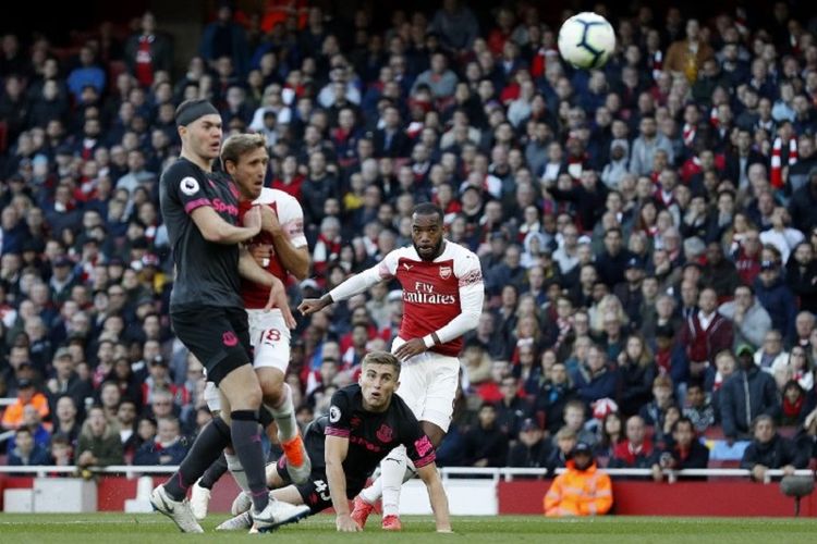 Alexandre Lacazette mencetak gol bagi Arsenal pada pertandingan melawan Everton di Stadion Emirates, 23 September 2018. 