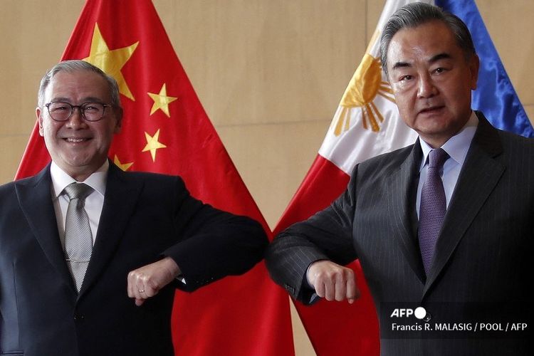 Menteri Luar Negeri China Wang Yi (kanan) dan Menteri Luar Negeri Filipina Teodoro Locsin (kiri) menghadiri pertemuan di Manila pada 16 Januari 2021. 