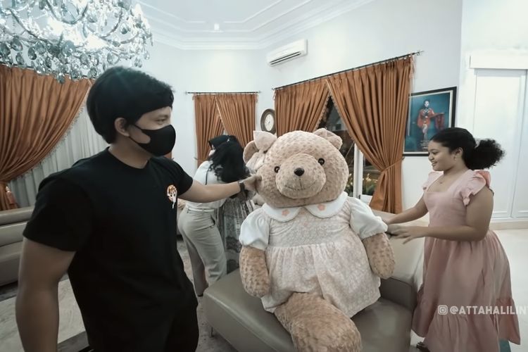 Atta Halilintar saat memberikan kado teddy bear untuk Amora Lemos