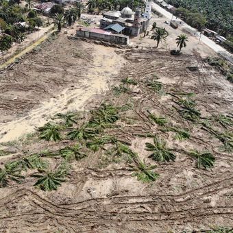 Foto udara, lahan yang telah dibersihkan untuk pembangunan hunian sementara bagi korban bencana banjir bandang di Karang Baru, Aceh Tamiang, Aceh, Sabtu (20/12/2025). Pemerintah mempersiapkan lahan milik Pemkab Aceh Tamiang dan lahan perkebunan perusahaan untuk dibangun tempat hunian sementara korban bencana banjir bandang. 