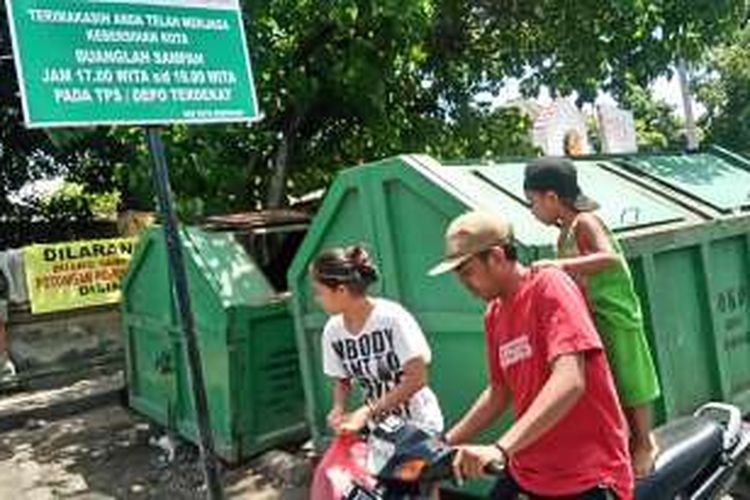 Warga membuang sampah diluar jam yang ditentukan, Jalan Sudirman Denpasar, Kamis(14/4/2016)