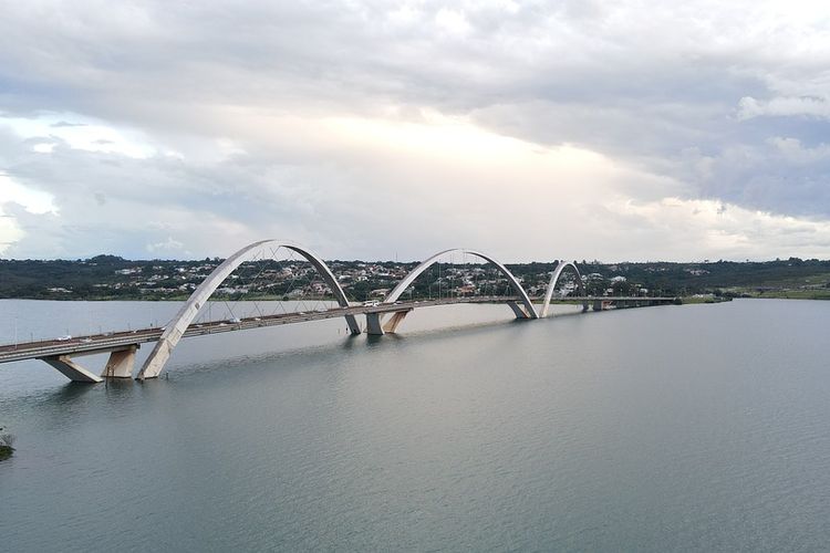 Jembatan Juscelino Kubitschek yang merupakan salah satu ikon kota Brasilia