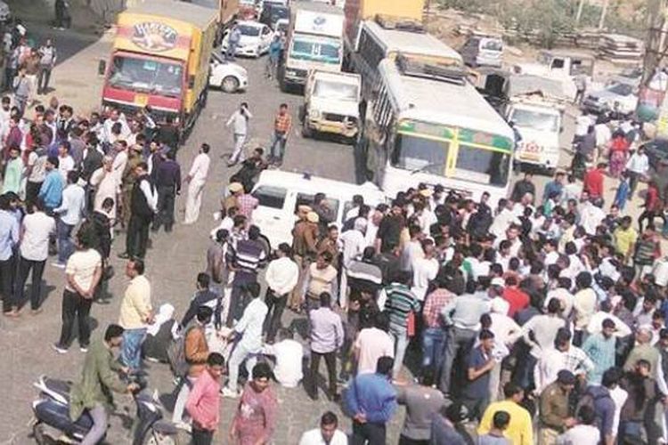 Anggota keluarga dan kerabat Deepak Yadav (21) yang meninggal di rumah sakit memenuhi jalan di Manesar, India, Kamis (22/2/2018). (The Indian Express)