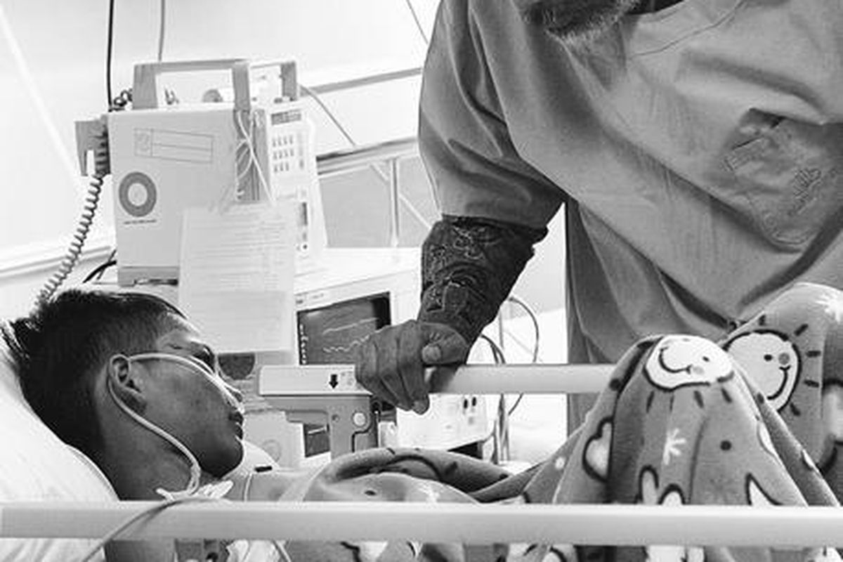 Ketua Komnas Perlindungan Anak Arist Merdeka Sirait menjenguk Syaiful Munif, siswa kelas VI SDN 1 Cinere, Depok, yang tergolek di Ruang Teratai, Rumah Sakit Umum Pusat Fatmawati, Jakarta Selatan, Senin (20/2). Syaiful dirawat  setelah  menderita delapan  luka tusukan di tubuhnya  yang dilakukan temannya hanya gara-gara diminta mengembalikan telepon seluler yang diambil oleh Amn.