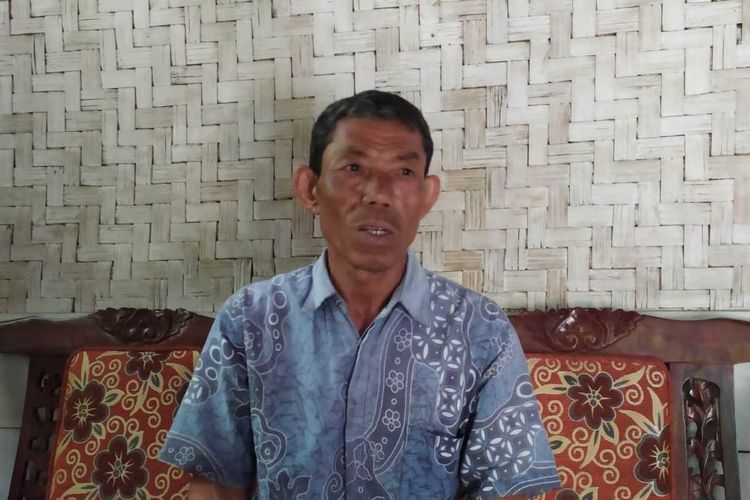 Mulyono, pengemudi ojol di rumahnya Desa Srowot, Kecamatan Kalibagor, Kabupaten Banyumas, Jawa Tengah.