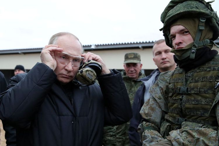 Presiden Rusia Vladimir Putin mengenakan kacamata saat mengunjungi pusat pelatihan Distrik Militer Barat untuk pasukan cadangan yang dimobilisasi, di Wilayah Ryazan, Rusia 20 Oktober 2022. Pada Kamis (22/12/2022), Putin membocorkan informasi terkair cara dirinya agar bisa tetap fit. Putin mengatakan bahwa olahraga telah membantunya tetap fit untuk bekerja.