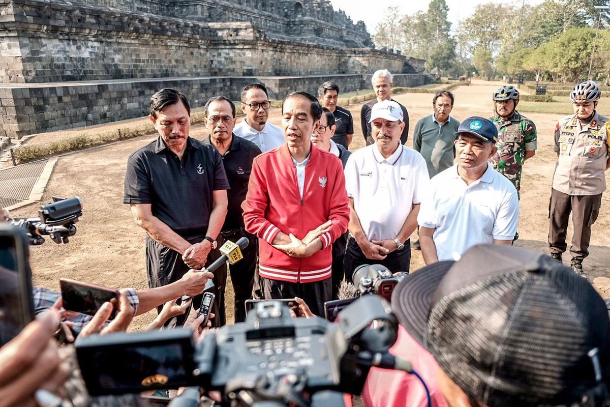 Presiden Joko Widodo (pakai jaket merah) ditemani Menteri Pendidikan dan Kebudayaan Muhadjir Effendy, Menteri Pariwisata Arief Yahya dan Menteri Koordinator Bidang Kemaritiman Indonesia Luhut Binsar Panjaitan menyampaikan hasil Rapat Terbatas di kawasan Borobudur, Magelang, Jawa Tengah, Jumat (30/8/2019). 