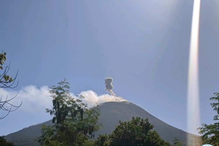 Terdampak Erupsi, Warga Lereng Gunung Ile Lewotolok Kesulitan Air Bersih