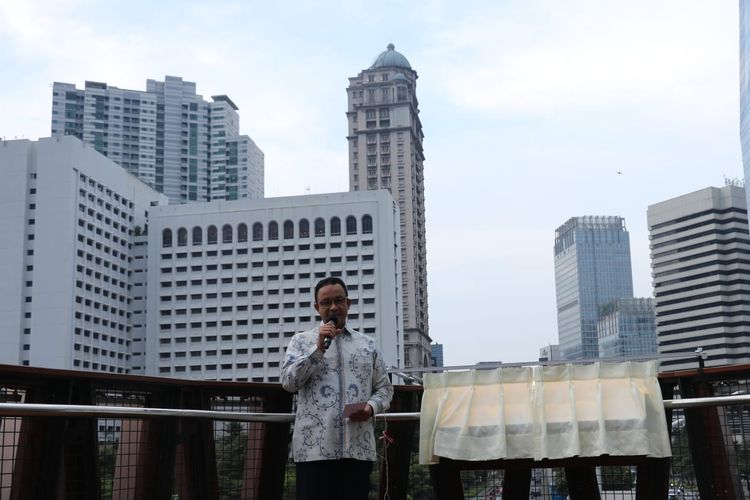 Gubernur DKI Jakarta Anies Baswedan meresmikan jembatan penyebrangan orang (JPO) yang juga berfungsi sebagai jembatan penyebrangan sepeda (JPS) Tematik Phinisi Karet Sudirman, Kamis (10/3/2022).