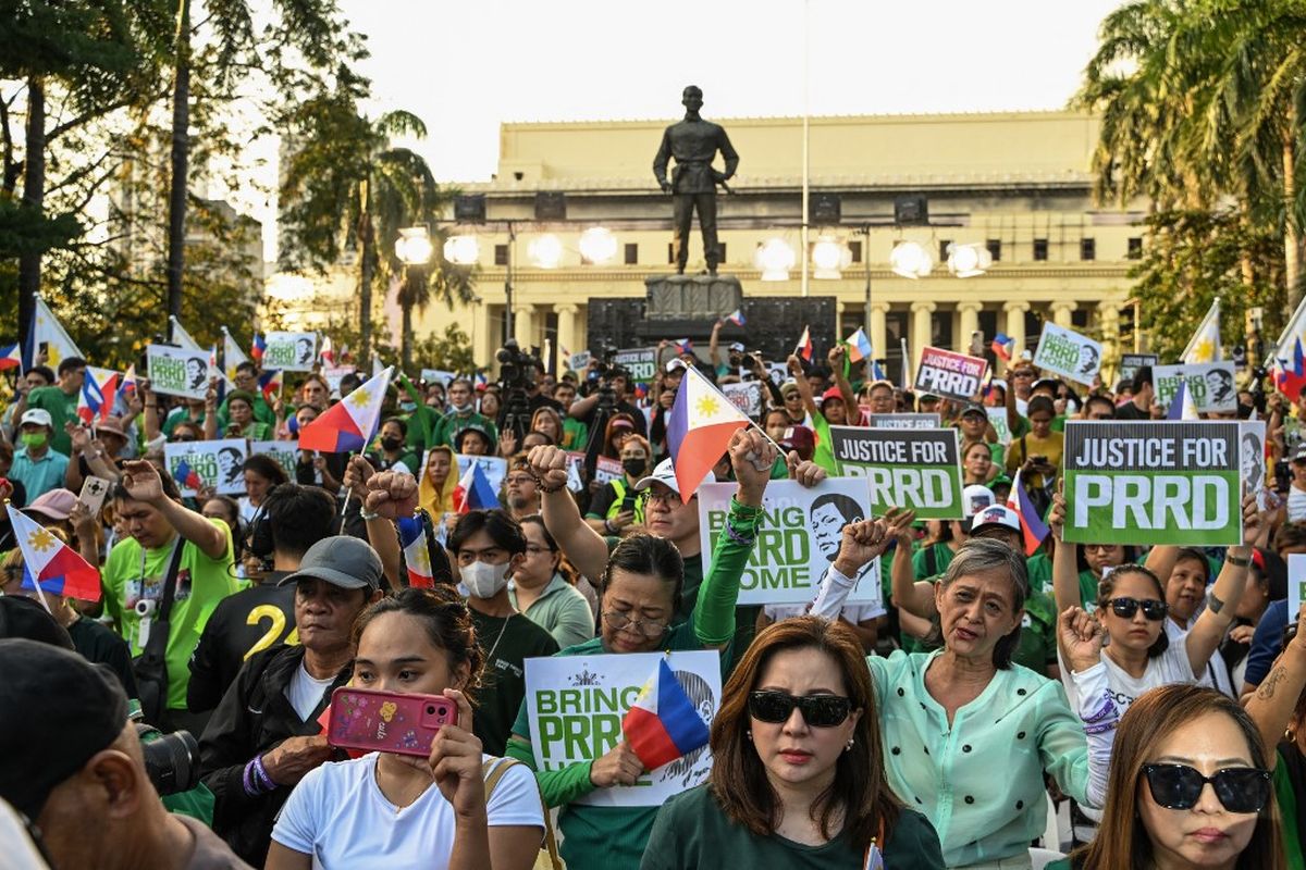 Ribuan pendukung Rodrigo Duterte memadati jalan di Manila untuk menuntut kepulangan Mantan Presiden Filipina tersebut.