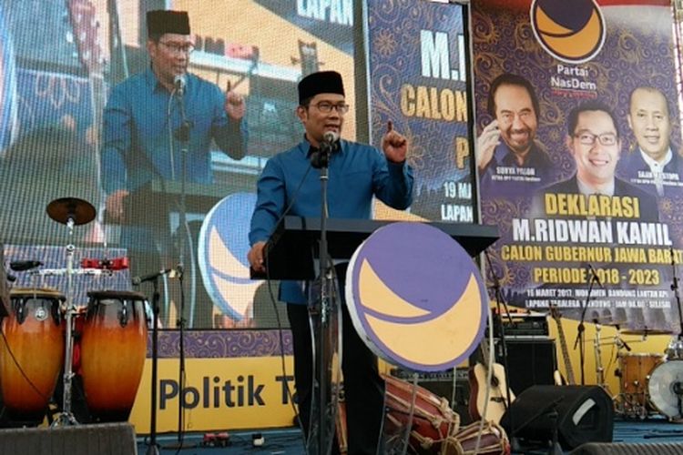 Wali Kota Bandung Ridwan Kamil saat memberi sambutan dalam acara deklarasi dukungan Partai Nasdem Ridwan Kamil for Jabar 1 di Lapangan Tegalega Bandung, Minggu (19/3/2017)