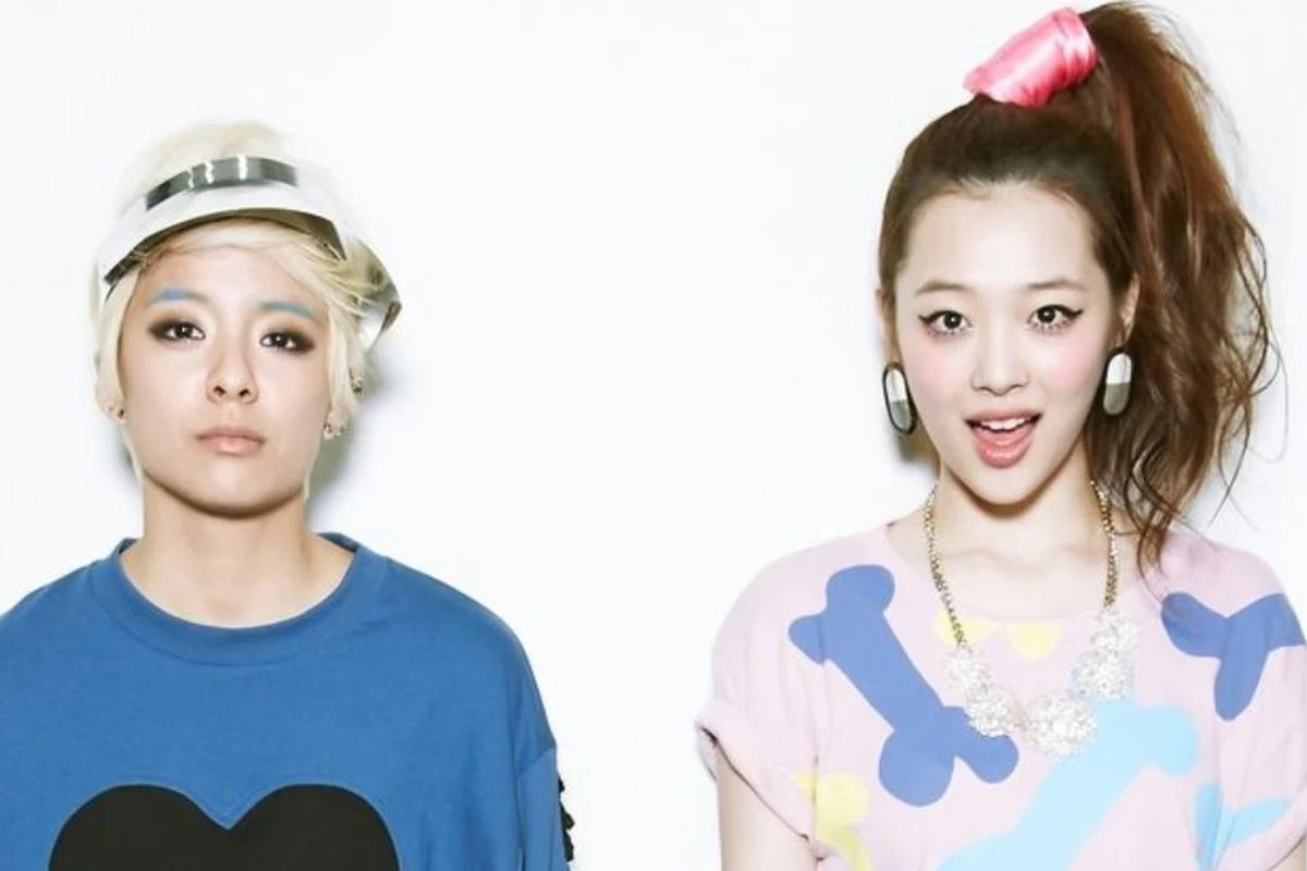 Dua mantan member girlband f(x) Amber (kiri) dan Sulli