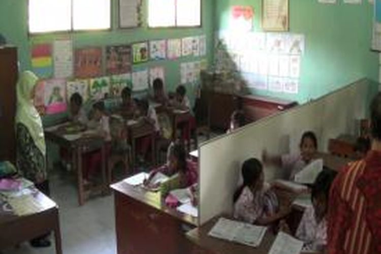 Siswa SDN Bugangin Kendal, yang menggunakan ruang untuk dua kelas. Kompas.Com/slamet priyatin