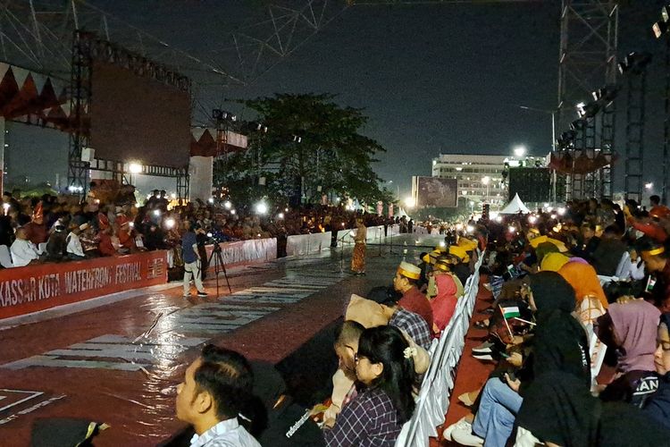 Suasana lampu padam saat Walikota Makassar Moh Ramdhan Pomanto atau Danny Pomanto akan memberikan sambutan dalam acara HUT ke-416 Kota Makassar di Kawasan Center Point of Indonesia (CPI) pada Kamis (2/11/2023) malam.