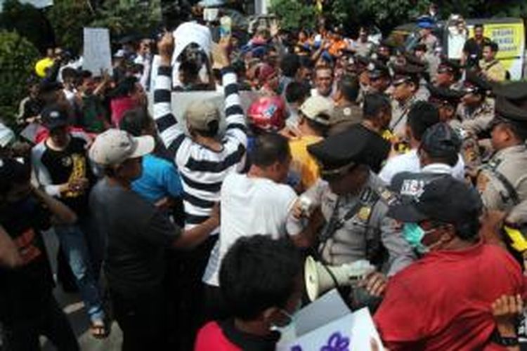 Ilustrasi: Aparat gabungan dari Polda Jawa Barat menghadang massa yang memaksa masuk ke dalam Tol Jagorawi, Senin (18/8/2014). Ini merupakan simulasi kontijensi yang dilakukan Polda Jabar untuk mengantisipasi hal-hal yang tidak diinginkan terkait soal sengketa Pilpres. K97-14