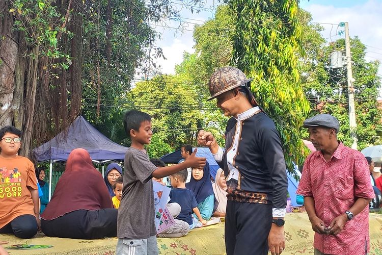 Ganjar saat bersih sampah di Lapangan Minggiran, Kota Yogyakarta, Minggu (29/6/2025)