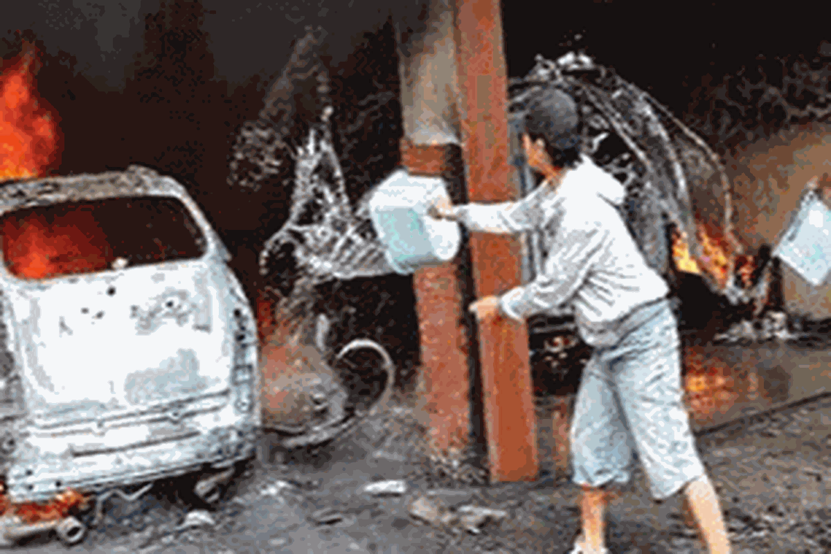 Petugas gereja berupaya memadamkan api yang menghanguskan mobil-mobil yang terdapat di areal parkir Gereja Pantekosta di Indonesia di Temanggung, Jawa Tengah, Selasa (8/2/2011).