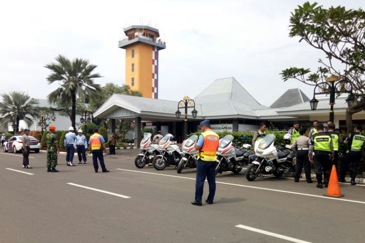 Suasana Bandara Halim Perdanakusuma, Jakarta, jelang kedatangan mantan Presiden Amerika Serikat, Barack Obama, Jumat (30/6/2017).