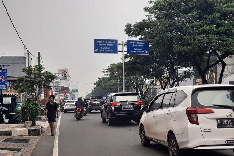 Pelang petunjuk jalur lambat dan lancar yang masih terpasang di Jalan Raya Margonda atau tepatnya setelah lampu merah Jalan Ir. H. Juanda, Depok.