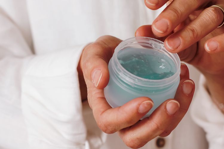 Produk kosmetik yang terbuat dari gel dan krim sebaiknya disimpan di dalam kulkas.
